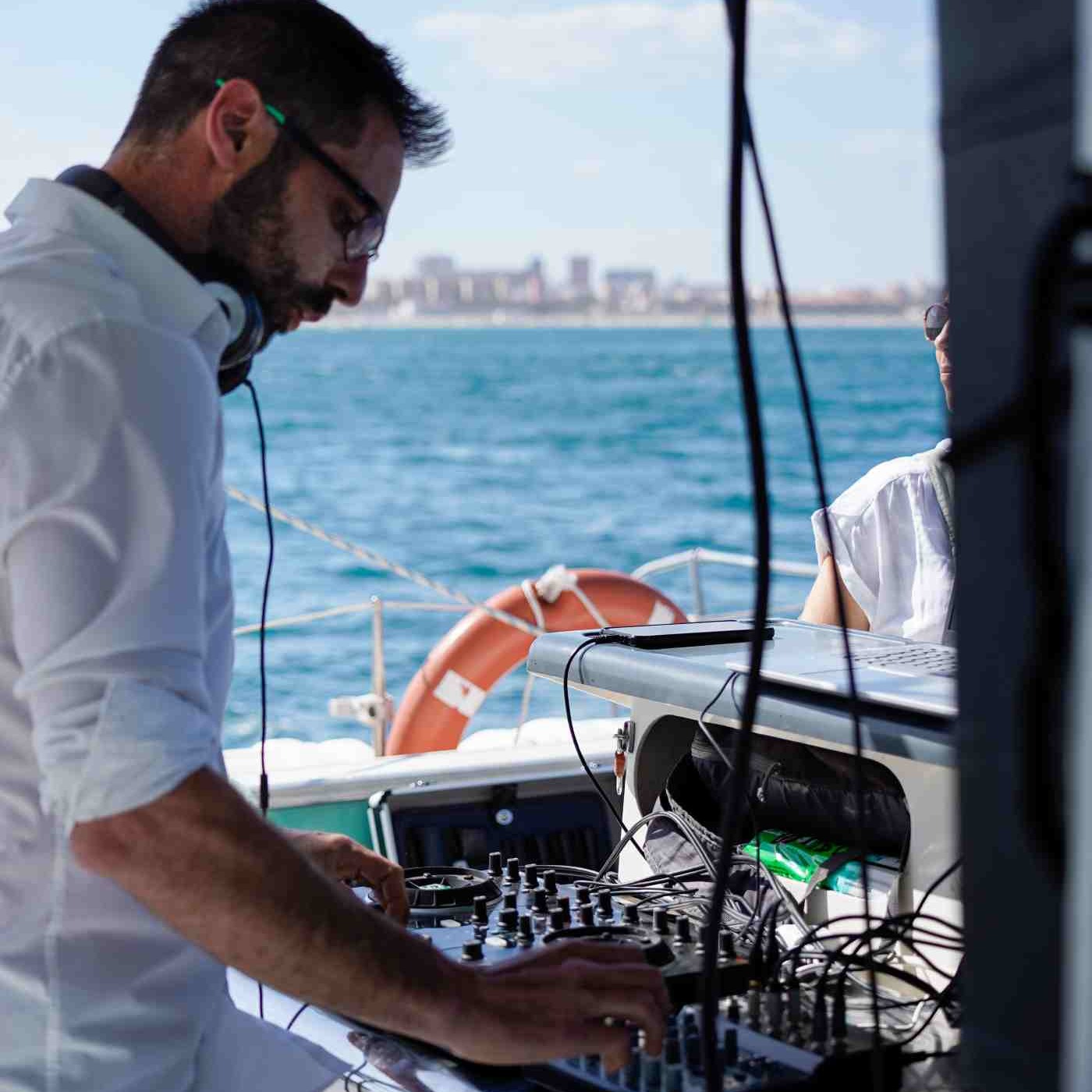 Tours y Excursiones en Barco - Valencia - Excursión en Catamarán con Baño en Valencia ESPECIAL DJ
