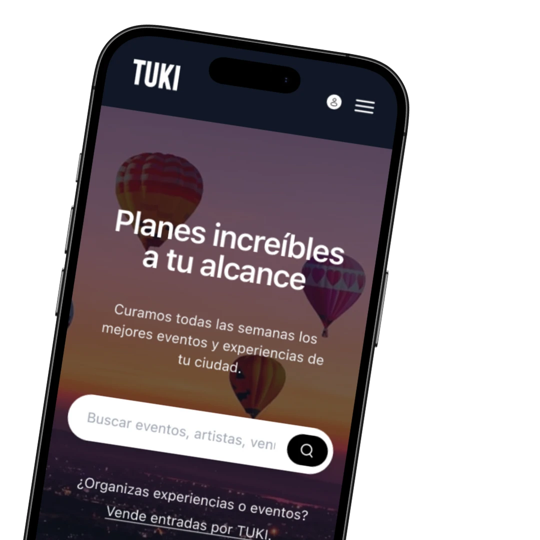 Mockup de aplicación móvil mostrando experiencias exitosas en TUKI