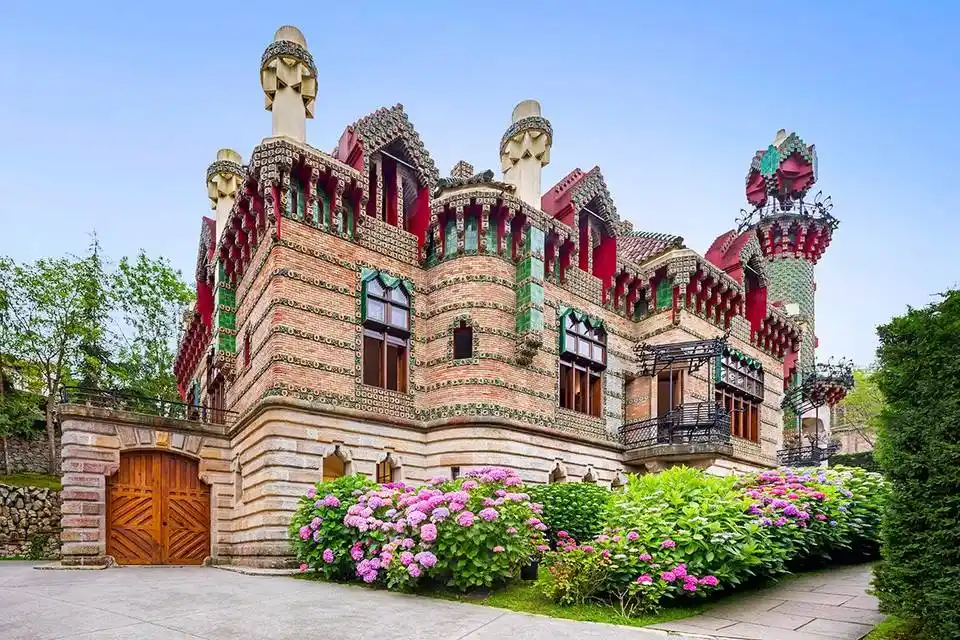 Entrada + Visita Guiada - El Capricho de Gaudí 